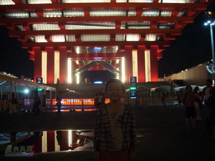 世博游第一日之风雨同行留下足迹