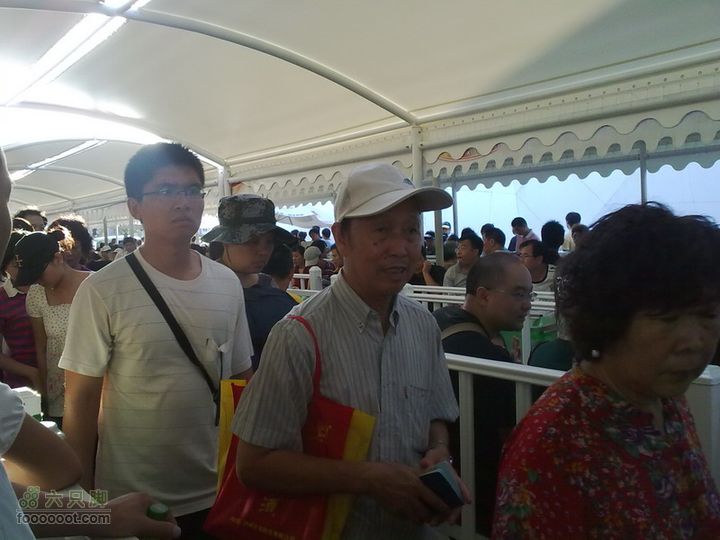 世博游第二日之父子畅游在俄罗斯馆排队