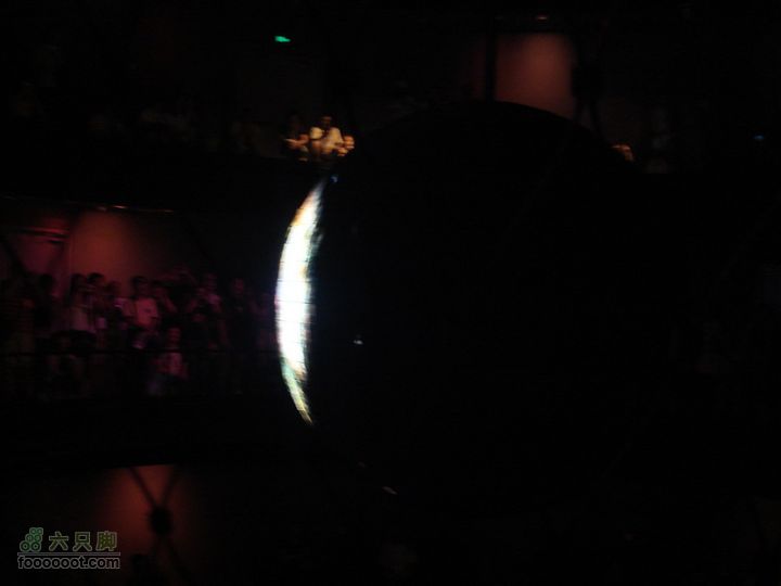世博游第二日之父子畅游三个楼层各方位的人一起呐喊，一支大眼睛会朝向声音最大方向