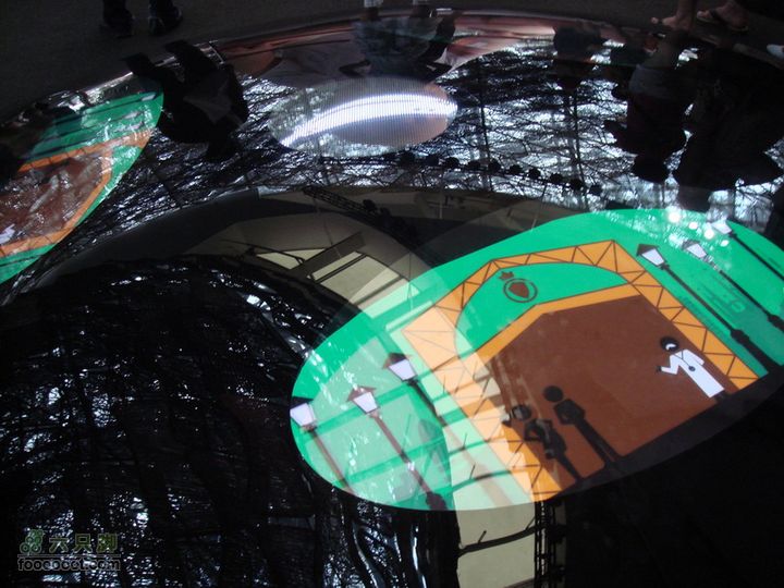 世博游第二日之父子畅游展台上反射出巨大而透光的屋顶