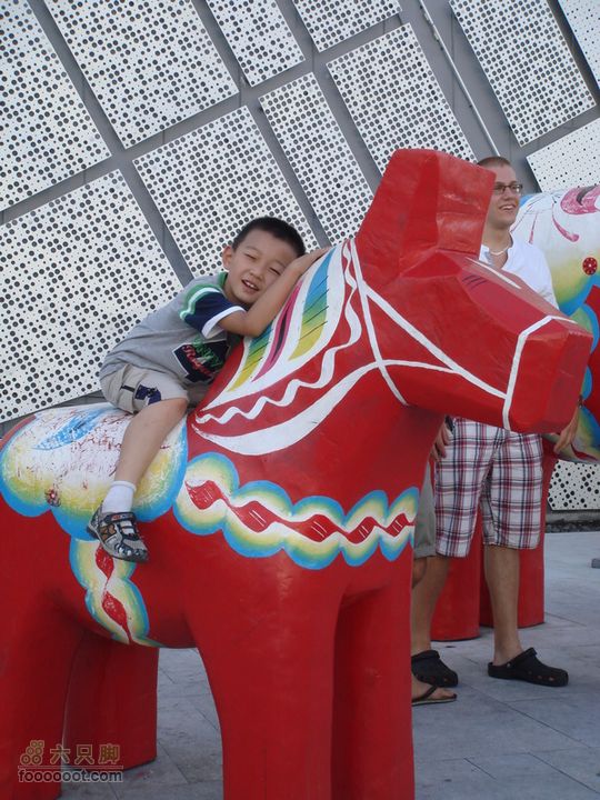 世博游第二日之父子畅游都不知怎么爬上去的