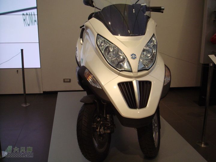 世博游第二日之父子畅游全球首辆双前轮摩托车比亚乔(Piaggio)