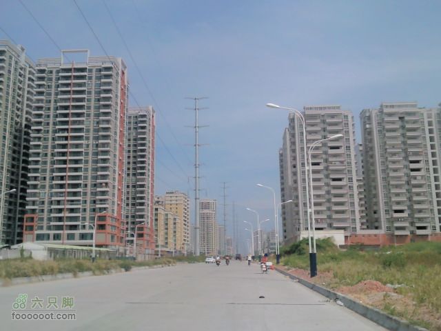 广东省茂名市部分新建商品房西粤南路向北看