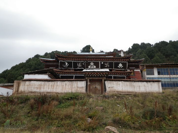 宁静而让人沉溺的小镇-郎木寺(最佳逃票路线)寺庙和住户是没有界限的