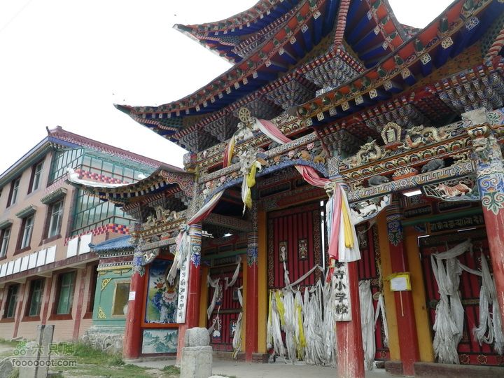 宁静而让人沉溺的小镇-郎木寺(最佳逃票路线)这是ZF修的汉语学校，好像没人上