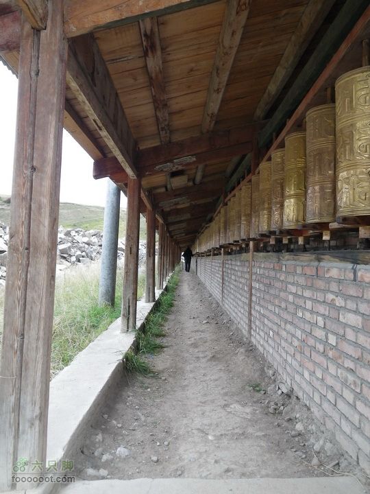 宁静而让人沉溺的小镇-郎木寺(最佳逃票路线)转经筒是每个路人都要做的事情