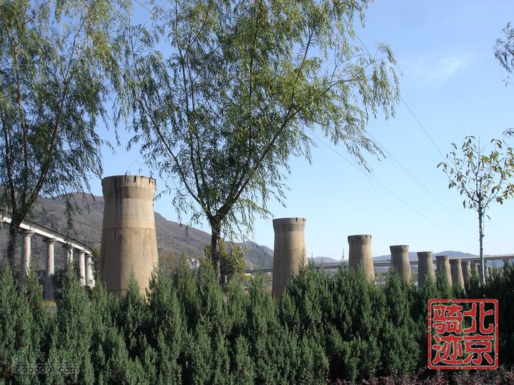 北京骑迹30 寻访琉璃之乡---琉璃渠 走西山大路第一关隘丰沙铁路大桥（桥面已拆除，仅剩混凝土桥墩）