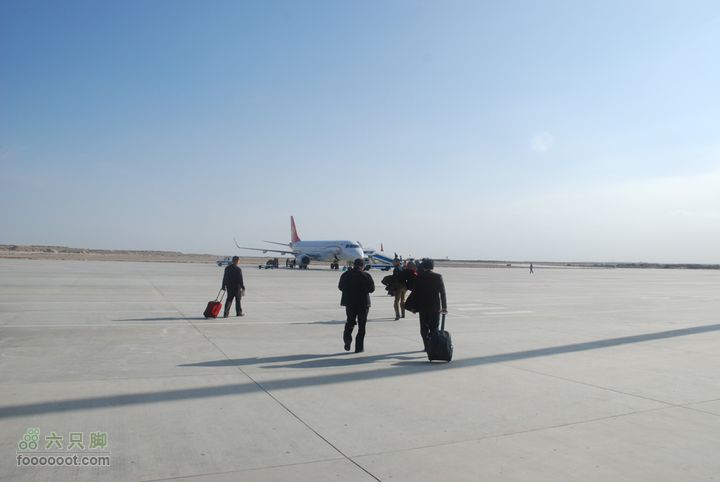 2010.11.1 塔里木的胡杨&飞越天山库尔勒的小机场，没有摆渡，只能自己徒步走向飞机