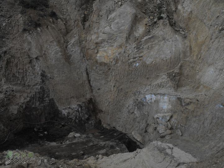 广西贺州狗耳山巨深的矿洞