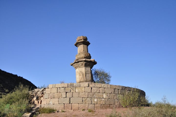 卦山东山-白塔-红墙-药王庙-景区（逃票路线）高僧的佛塔，注意八面都有雕刻，红沙岩风化了几百年