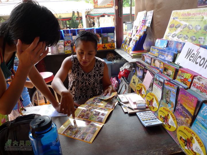 普吉pp岛曼谷11日自助游，全程GPS轨迹+照片我们酒店门口的旅游中介点，tom是她的弟弟，我们在普吉的活动和去