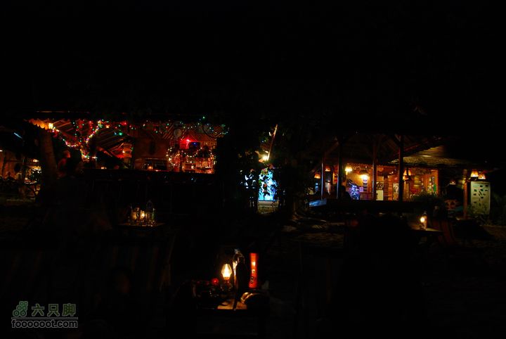 普吉pp岛曼谷11日自助游，全程GPS轨迹+照片晚上的海滩很窄，身后是餐厅，眼前2米就是海水...油灯那么一点，