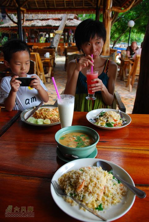普吉pp岛曼谷11日自助游，全程GPS轨迹+照片这里吃饭比芭东贵，味道也差一些，但我也很满意。中间是传说中的冬阴