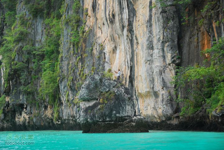普吉pp岛曼谷11日自助游，全程GPS轨迹+照片有个外国哥划皮划艇，来到这里，自己爬上去照相。外国人很会玩