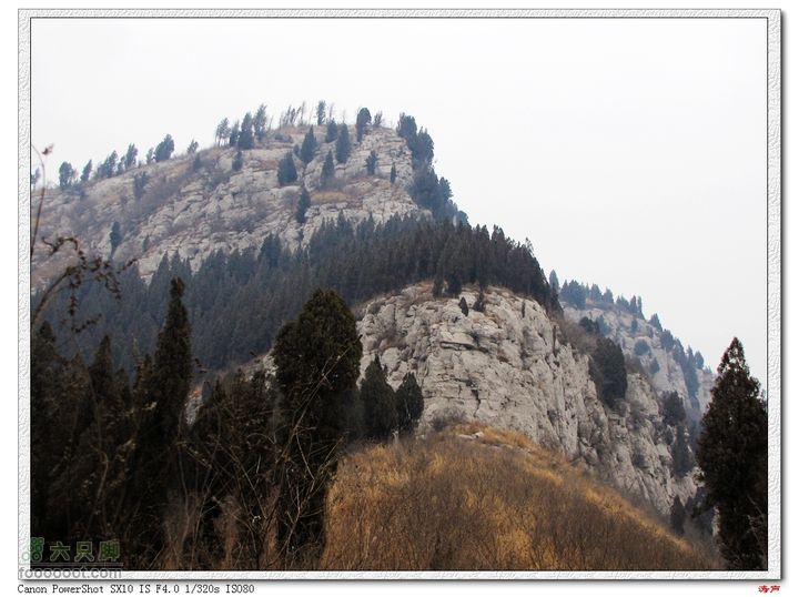 淄博淄川小田庄大寨顶梨峪口回头看两处陡峭的岩壁