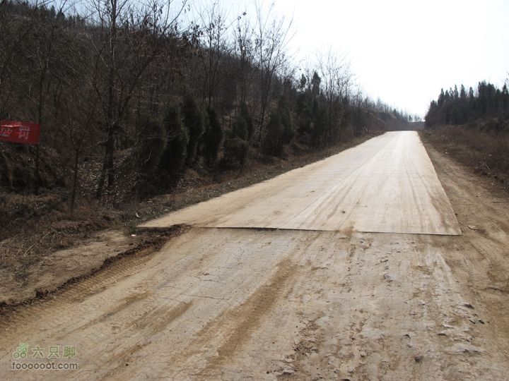 2011-3-12独骑白鹿塬快到顶了，终于有铺装路面
