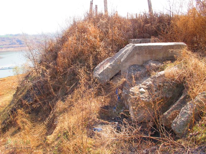 2011-3-12独骑白鹿塬废弃的水里设施