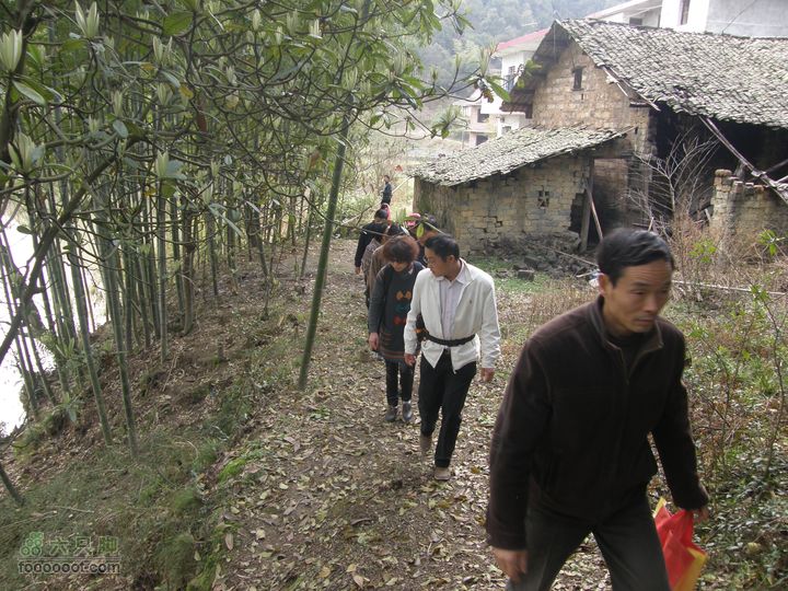 26日26网友从万福亭出发寻访江丰烈士P3260805