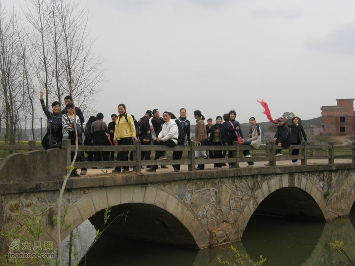 26日26网友从万福亭出发寻访江丰烈士P3260847