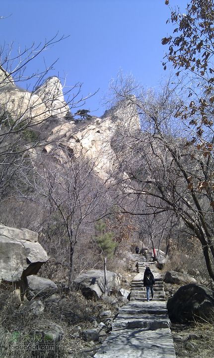20110404北京云蒙山远处是刀锋山，喜欢攀岩的可以试试。