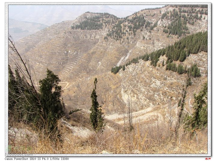峨庄西东峪村悬羊山沿着废弃的公路下山