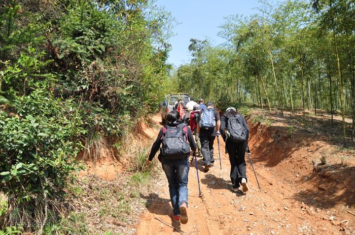 体验慈溪首条民间健身步道——栲栳山环线半路碰到一辆小车，车轮打滑开不上去了