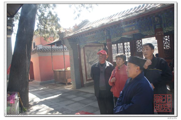 北京骑迹40 清明祭英烈 寻北京最西端 访红歌诞生地刘道长向游人讲述龙神庙的故事