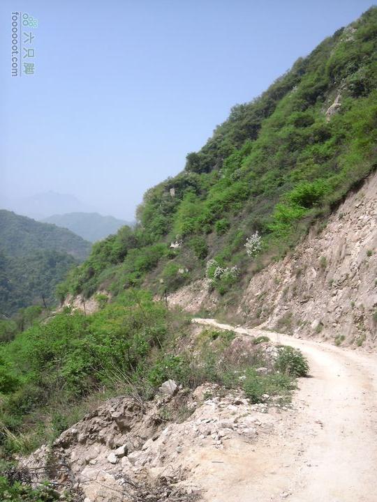 黄峪寺-青华山-卧佛寺其实这个坡很陡，为毛拍出来跟平路一样。。。