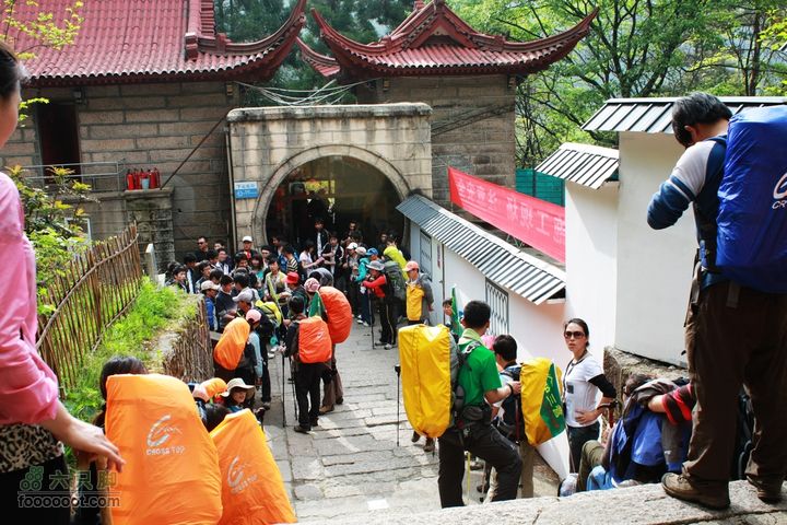 2011-05-07-穿越黄山-青岛向阳山户外IMG_2828云谷寺入口内，等待全体队员买票进入景区。