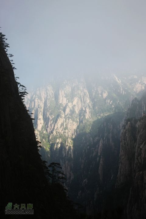 2011-05-07-穿越黄山-青岛向阳山户外IMG_3192晨光照在山壁上，闪着金灿灿的光