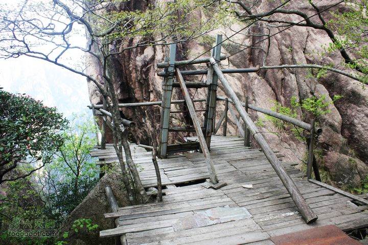 2011-05-07-穿越黄山-青岛向阳山户外IMG_3199废弃的升降机