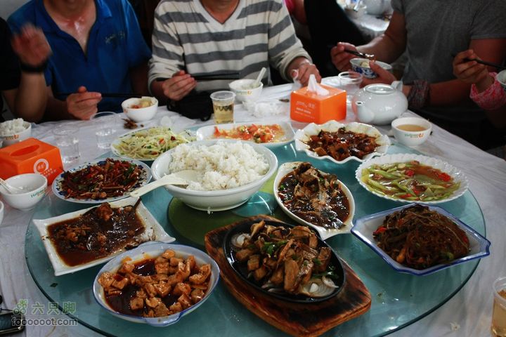2011-05-07-穿越黄山-青岛向阳山户外IMG_3362丰盛的晚宴，都是安徽特色菜肴