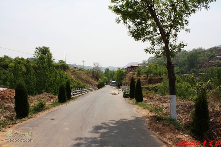 峨庄米山黄崖顶黑峪寨线路到达公路，远处是我们的车