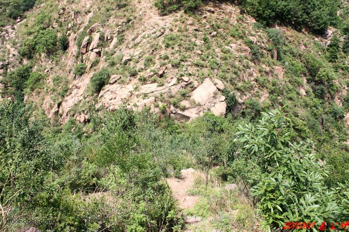 博山七峪村-志公坪下面的山沟左转下山也可一直走上山
