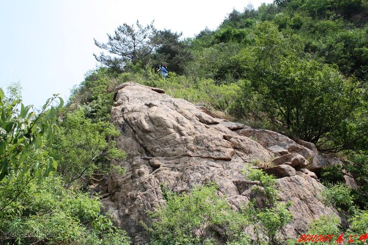 博山七峪村-志公坪从这块巨石下面进入沟内