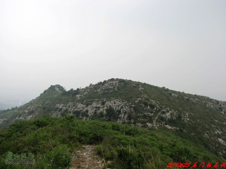 博山石门三棱寨东寨白石洞前面就是白石洞的山顶