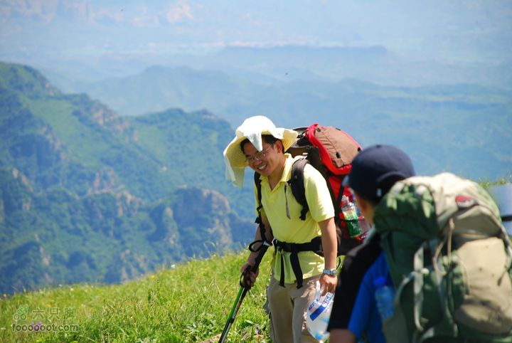 六只脚全体成员20人重装登顶小海坨，特此留念！DSC_0884