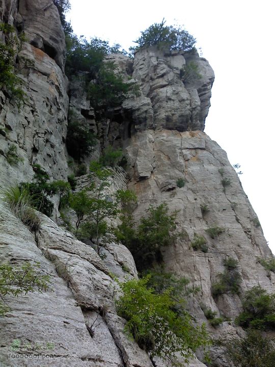7月28日东平白佛山穿越航迹上面的峭壁石窟内有三尊佛像，偷懒没上去