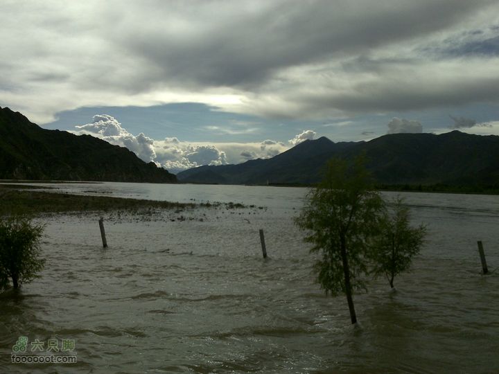 2011年7月滇藏线骑行水流缓的拉萨河...