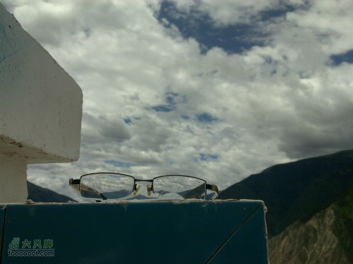2011年7月滇藏线骑行眼镜留在上红拉山的路上..