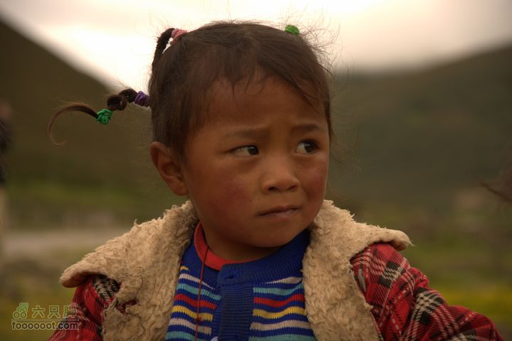 稻城，亚丁9日，第五天途中草原上的藏族女孩