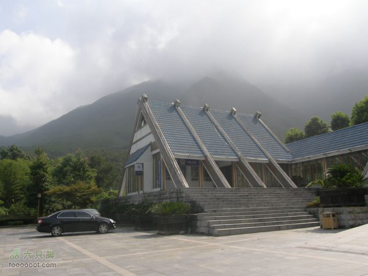 夜登明月山景区大门