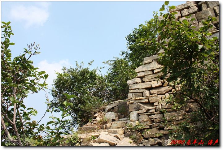 峨庄太平山悬羊山倒塌的城墙