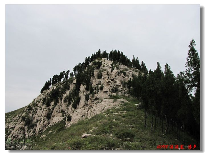 西余粮村滴滴寨窦家崖一处陡峭的山头