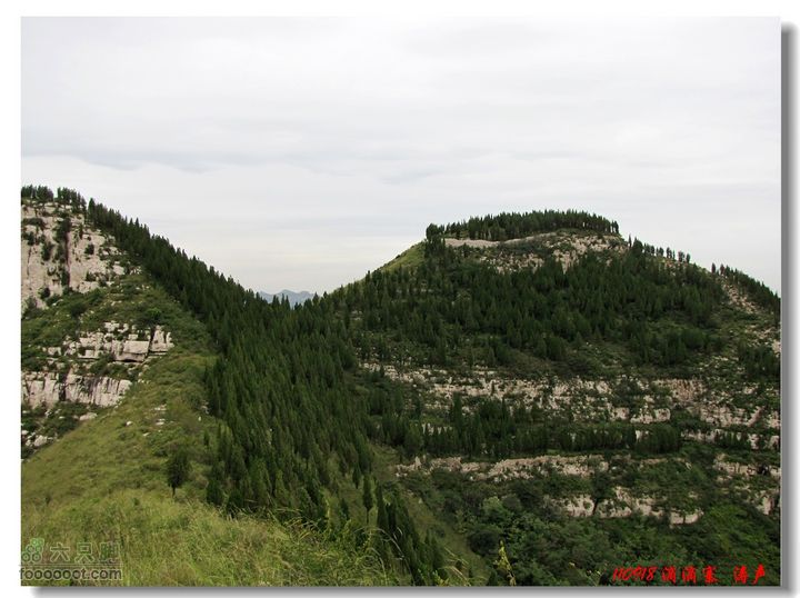 西余粮村滴滴寨窦家崖远处的右面山顶有石寨，下山必须走左面山腰