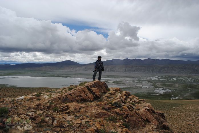 峰云社人文科考队员在翻译的带领下，登山并且参观天葬台全副武装的摄影师