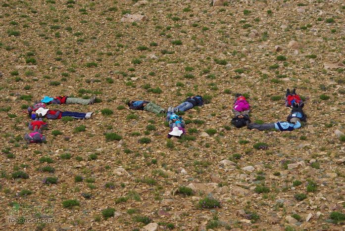 峰云社人文科考队员在翻译的带领下，登山并且参观天葬台我们摆出了FYU字样Feng Yun Union 峰云社