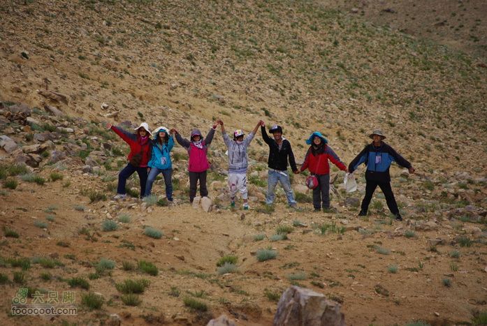 峰云社人文科考队员在翻译的带领下，登山并且参观天葬台汉藏人民心连心