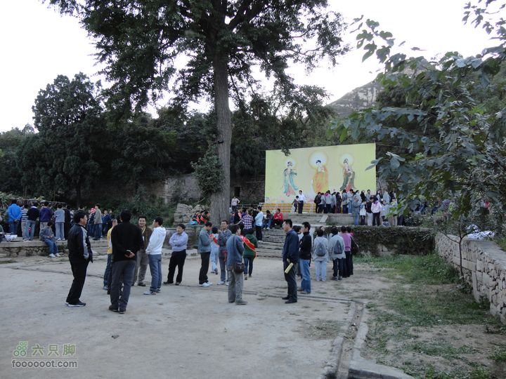 凤凰岭外围一圈善男信女