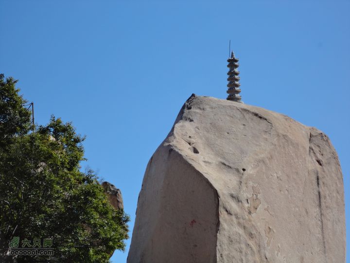 凤凰岭外围一圈石塔近景